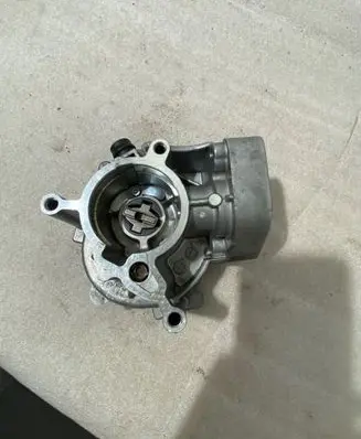 Volkswagen Golf VII Vacuum pump 06L145100B 130114