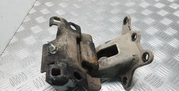 Nissan Navara D23 Engine mounting bracket