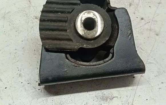 Toyota RAV 4 (XA40) Engine mount bracket 