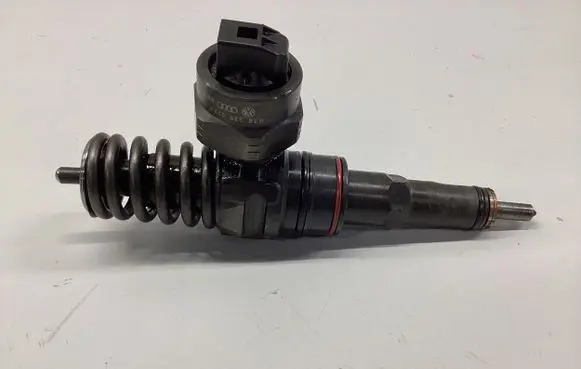 Volkswagen PASSAT B5.5 Fuel injector 038130073F