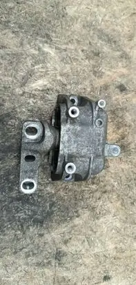 Volkswagen PASSAT CC Engine mount bracket 1K0199262