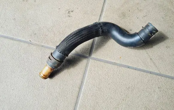 Nissan Leaf I (ZE0) Electric car engine cooling hoses/pipes 