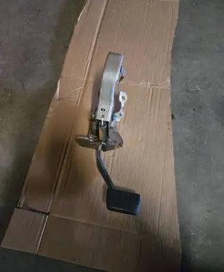 Toyota RAV 4 (XA40) Brake pedal