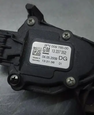 Opel Insignia A Accelerator throttle pedal 13237352