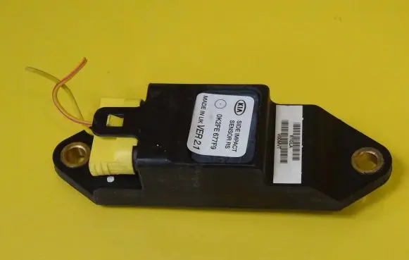 KIA Carens I Airbag deployment crash/impact sensor 0K2FE677F9