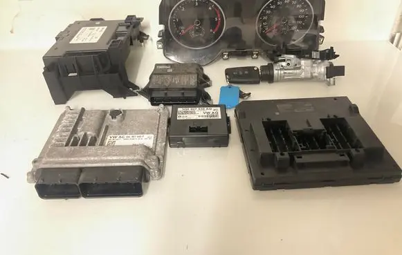 Volkswagen Crafter Engine ECU kit and lock set 04L907445P 28611625 04L907445R