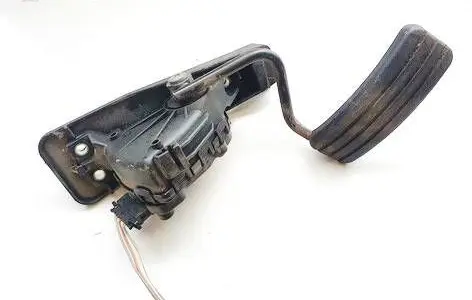 Accelerator throttle pedal
