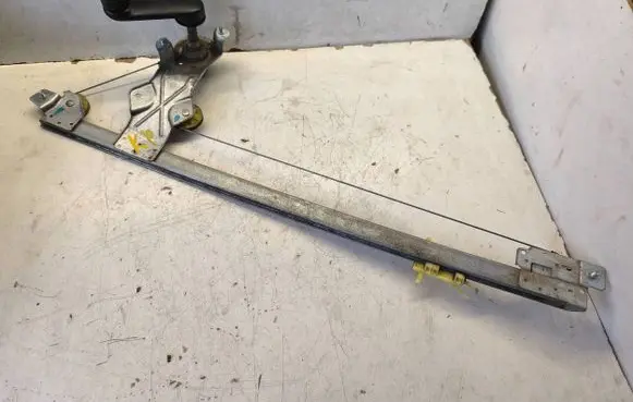 Opel Vivaro Front door manual window regulator 