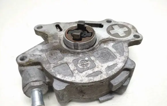 Volkswagen Golf VI Vacuum pump 03L145100G