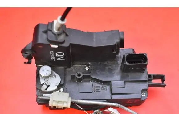 Opel Vectra C Front door lock 13210767