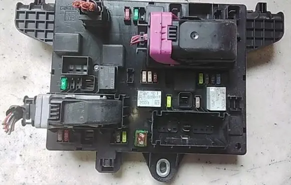 Opel Astra J Relay mounting block 13302301