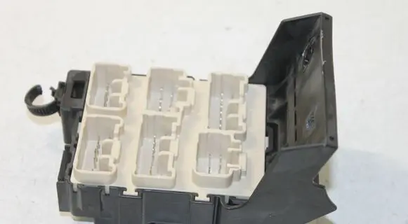Toyota Corolla Verso E121 Fuse module 8273405030