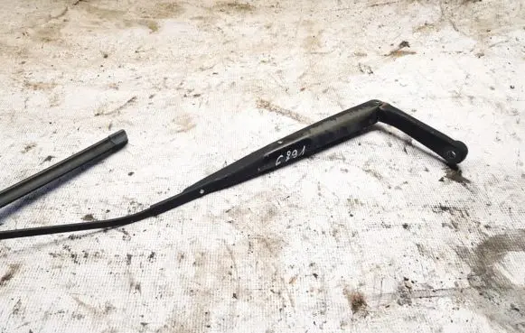 Front wiper blade arm