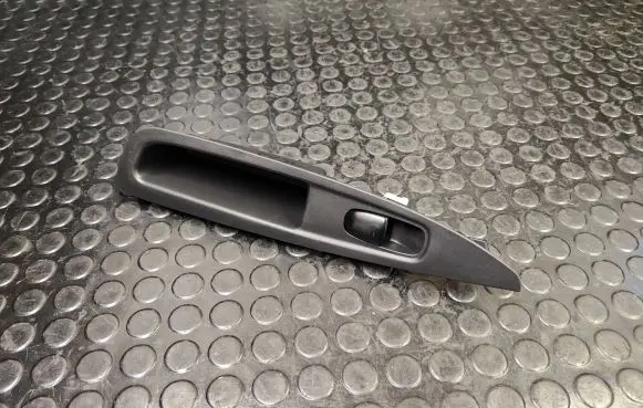 Nissan Qashqai Electric window control switch