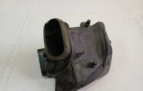 Opel Astra J Air filter box 13313301