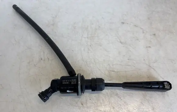 Renault Master III Clutch master cylinder 306106218R