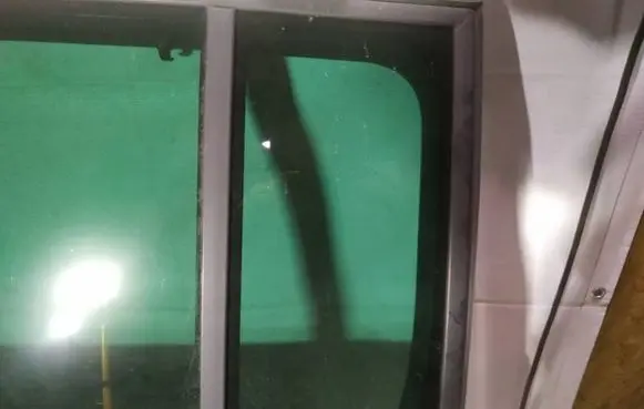 Rear vent window glass