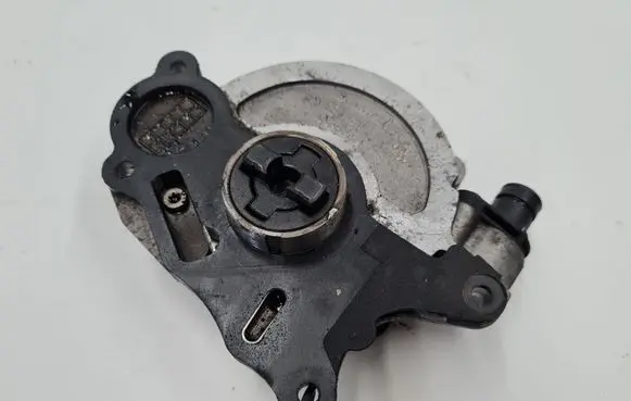 Volkswagen Golf VI Vacuum pump 03L145207