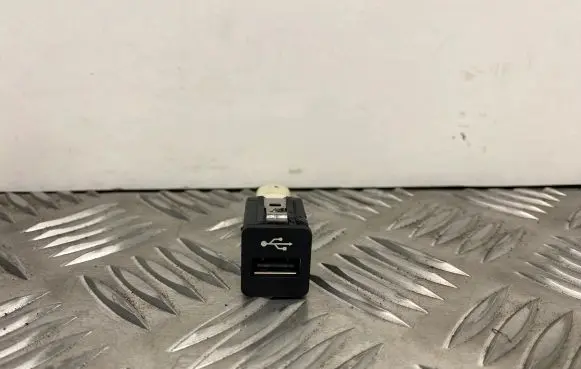 BMW 5 F10 F11 USB socket connector 9167196