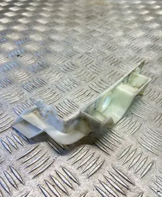 Front bumper mounting bracket