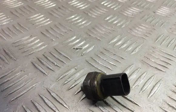 BMW 3 E90 E91 Air conditioning (A/C) pressure sensor 9141957