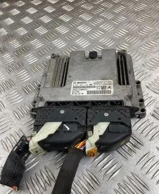 Peugeot 3008 II Engine control unit/module 9825318180