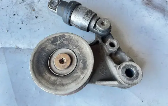 Nissan Patrol Y61 Generator/alternator belt tensioner