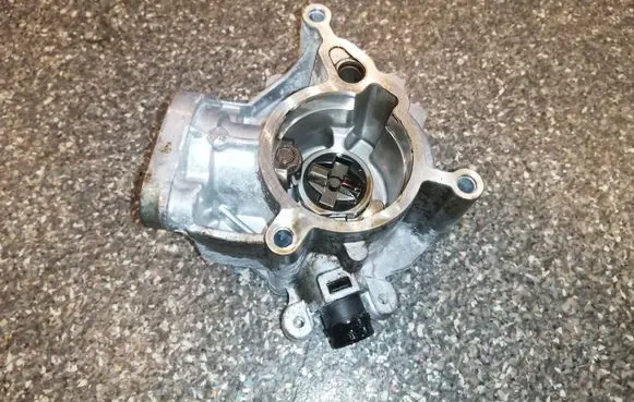 Audi A4 S4 B8 8K Vacuum pump 06K145100B