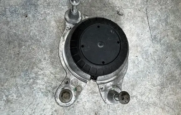 Mercedes-Benz C W205 Engine mount bracket A2052406617