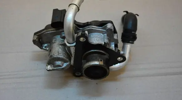 Volkswagen Touran II EGR valve 04L131501N