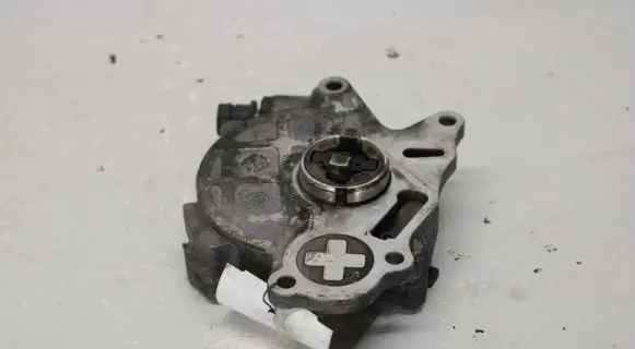 Volkswagen Golf VI Vacuum pump 03L145100G