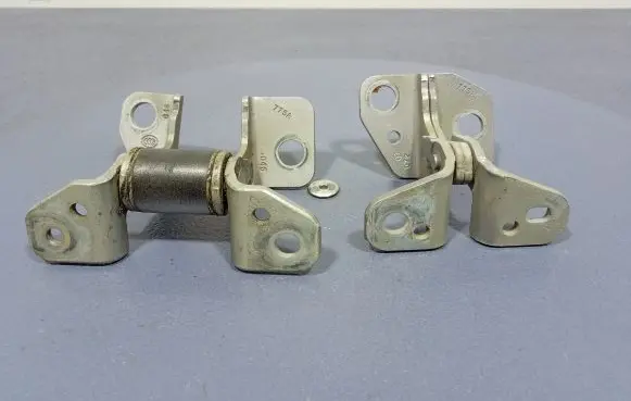 Chrysler Pacifica Front door hinge set 