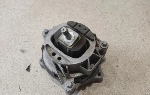 BMW 4 F36 Gran coupe Engine mount bracket 6859411