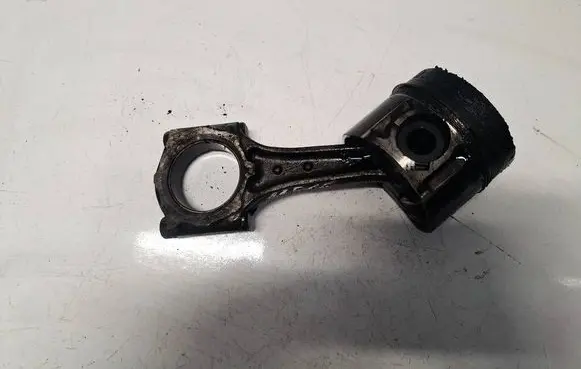 Opel Astra H Piston with connecting rod 
