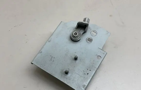 Headlight/headlamp mounting bracket
