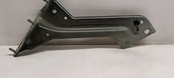 Audi Q5 SQ5 Fender mounting bracket 8R0821135