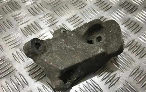 Volvo S80 Engine mounting bracket 9161141 8340