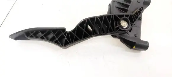 Accelerator throttle pedal