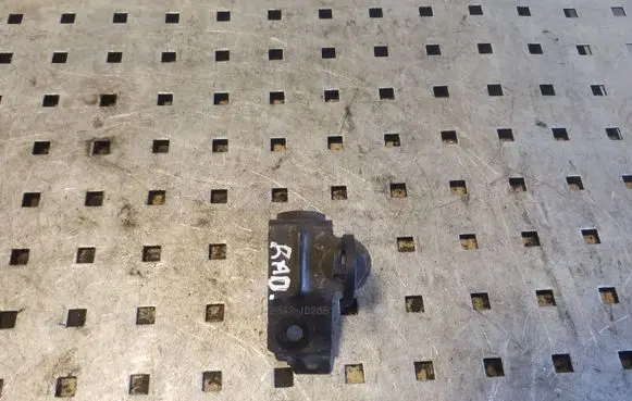 Radiator mount bracket