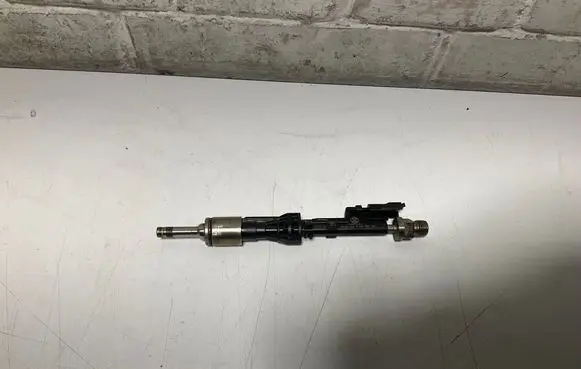 BMW X5 E70 Fuel injector 7597870 10213541