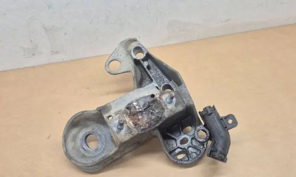 Engine mounting bracket