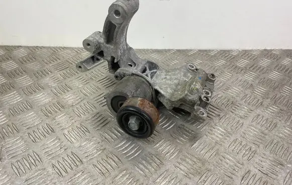 Hyundai Santa Fe Generator/alternator bracket 