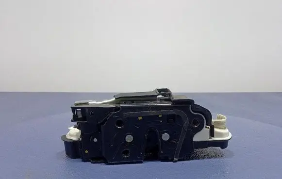 Volkswagen PASSAT CC Front door lock 5E1837015A