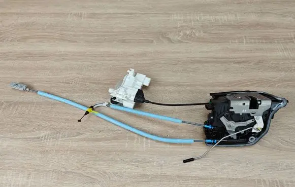 BMW X5 G05 Front door lock 7477699 7444677
