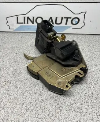 BMW 5 E34 Front door lock 8168924