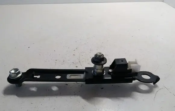 Toyota Auris 150 Seat belt height adjuster E563001