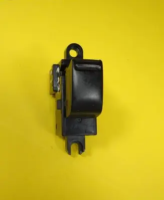 Nissan Primera Electric window control switch C8DD705N