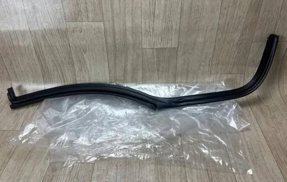 Porsche Macan (95B) Rubber seal rear door 95B839762B