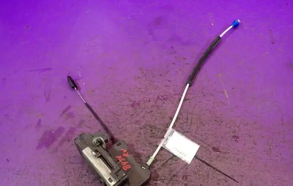 Opel Astra H Front door lock 