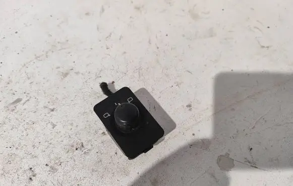 Wing mirror switch